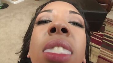 Молодая латиноамериканка классно сделала минет и получила полный рот спермы