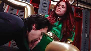 Супер герой вылизал киску Ядовитому Плющу и трахнул раком огромным членом