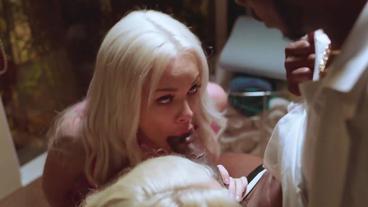 Негр смачно трахнул двух сексуальных блондинок толстым членом