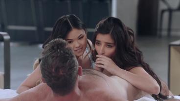 Милая брюнеточка и азиатка получают толстый член в попу в ЖМЖ