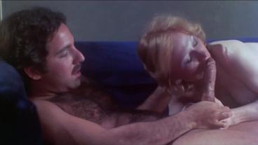 Блонда делает минет и трахается раком в классическом порно