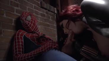 Человек паук трахает рыжую красавицу в латексе после минета