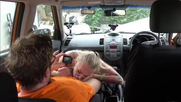 Русская блонда трахается с водителем такси и получает кремпай