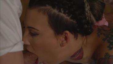 Татуированная красавица трахается с массажистом и заглатывает сперму