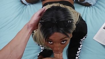 Молоденькая черная девушка глубоко берет в рот хуй и ебется догги стайл