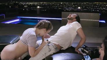 Трахнул горячих девушек на террасе и кончил на лохматую письку