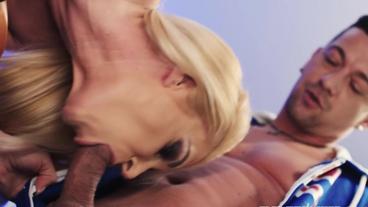 Сисястая мамочка сделала минет мужику и занялась сексом на бильярдном столе