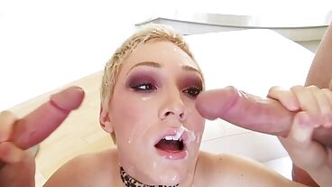 Блонда с лохматой киской трахается в МЖМ и получает сперму на лицо