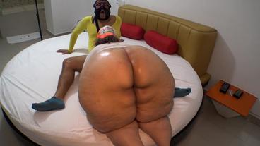 Трахнул грузную цыпочку и кончил на громадную задницу