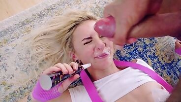 Лысый мачо трахнул красотку в розовом и кончил на лицо