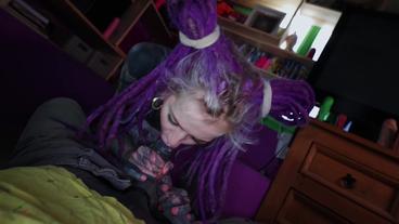 Раскрашенная потаскушка в тату берет в рот огромный болт и скачет на нем